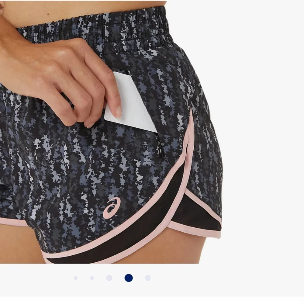 ASICS Women’s Run Short 🩶 - Picture 4 of 10